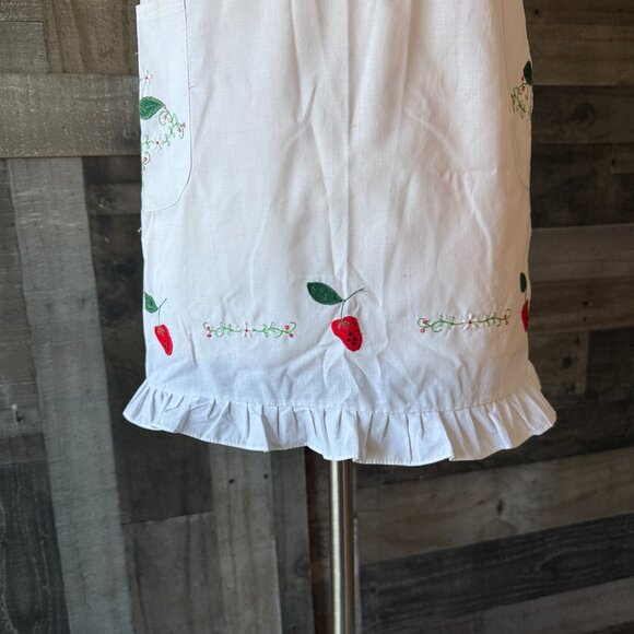 Beautiful handmade white apron ruffles floral embroidery strawberries feminine - Picture 4 of 11